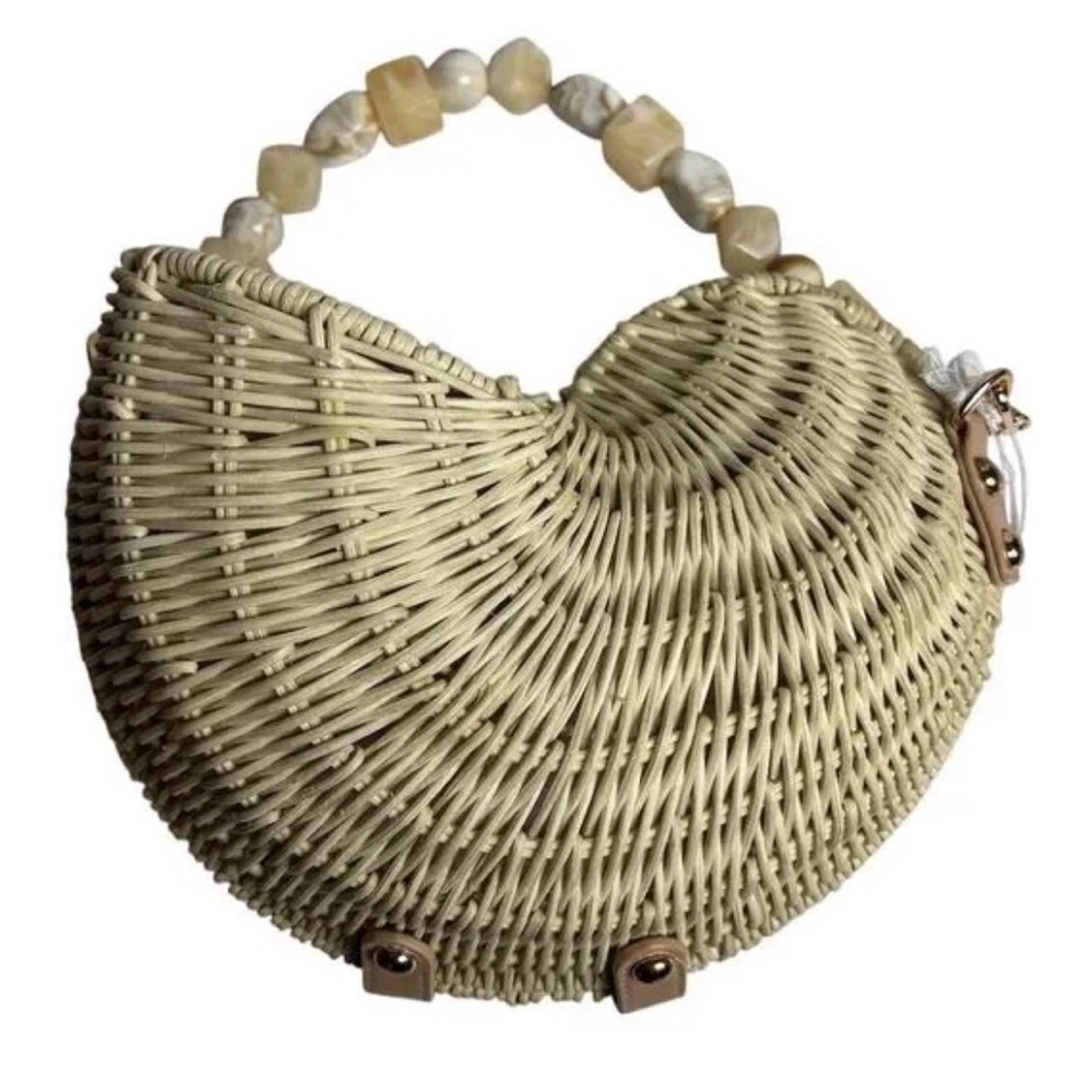 Elegant Natural Woven Shell Shaped Handbag with Shell Handle